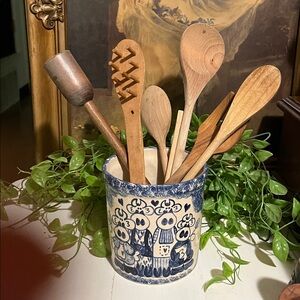 UTENSIL Blue White KITCHEN MAKEUP BRUSH HOLDER - HandPainted Cows - CMP Snd Vtg